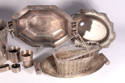 null Ensemble en métal argenté comprenant trois plats creux dont l'un à décor de...