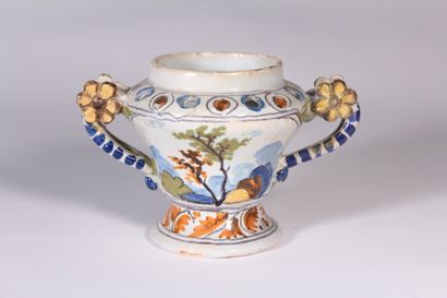 null Nevers

Petit vase pot-pourri de forme Médicis à deux anses, à décor polychrome...