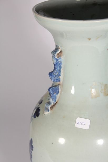 null Vase en porcelaine bleu blanc de forme balustre à décor d'oiseaux branchés,...