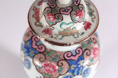 null Potiche en porcelaine à décor polychrome de pivoines et attributs bouddhiques...