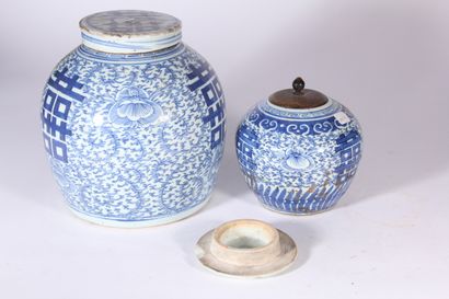 null Pot à gingembre en porcelaine bleu blanc de Chine à décor de rinceaux feuillagés...