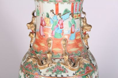 null Vase en porcelaine de Canton de forme balustre à décor de scènes de palais,...