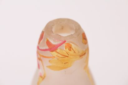 null 
MULLER FRÈRES




Vase soliflore en verre multicouche à décor gravé à l'acide...