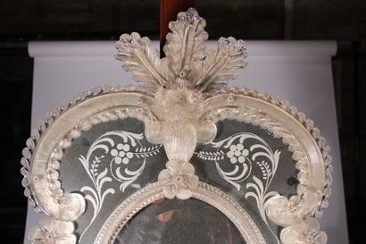 null Miroir en verre de Venise de forme mouvementée à décor de feuillages et fleurs

Italie,...