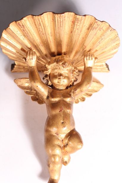 null Deux petites appliques en bois sculpté et doré à décor d'angelots supportant...