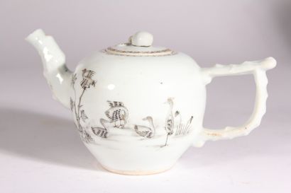 null Porcelain teapot, gisaille decoration of waders

China, 19th/20th century 

H....