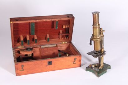 null Microscope en laiton de chez Boissel Opticien, 19, quai de l'Horloge à Paris

Dans...