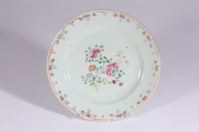 null Trois assiettes en porcelaine à décor polychrome de fleurs 

Diam. : 23 cm

(Éclats...