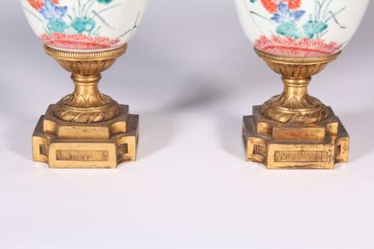 null Paire de coupes en porcelaine à décor polychrome de fleurs

Chine, XIXème siècle

(Éclats...
