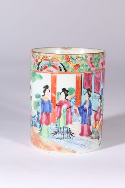null Chope en porcelaine de Canton à décor polychrome de scènes de palais

Chine,...
