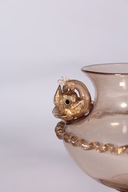 null Vase en verre de Murano à décor de dauphins stylisés (petits manques) et poudre...