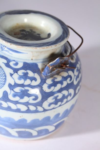 null Blue and white porcelain teapot with dragons 

China, 19th/20th century

H.:...