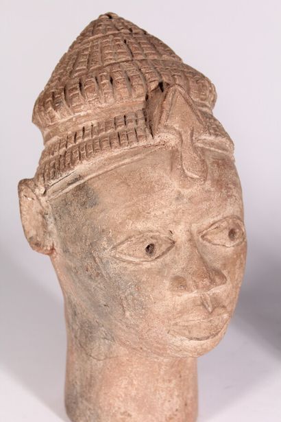 null "Face with a headdress".

Terracotta subject

Africa, 20th century

H. 29 cm

A...