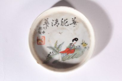 null Coupe sur talon en porcelaine à décor polychrome

Chine, fin XIXème siècle 

(Sauts...