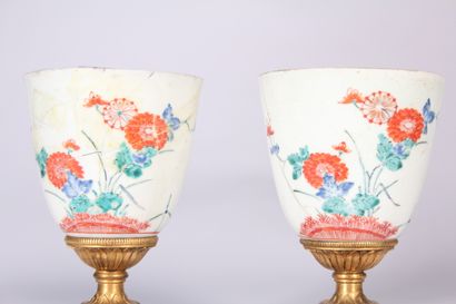 null Pair of porcelain cups with polychrome decoration of flowers

China, 19th century

(Chips...