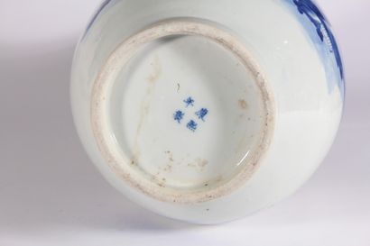 null Vase en porcelaine bleu blanc de forme pansue à décor d'un personnage et daim...