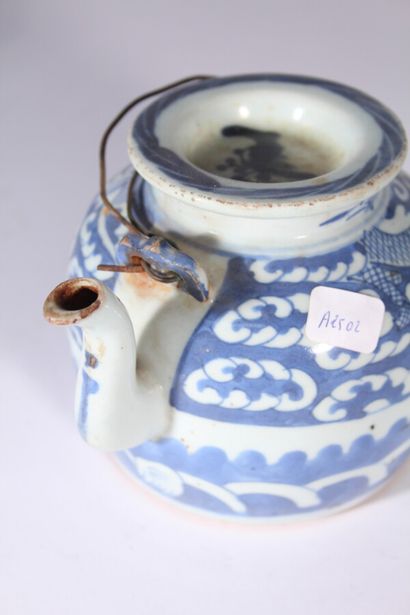 null Théière en porcelaine bleu blanc à décor de dragons 

Chine, XIXème/XXème siècle

H.:...