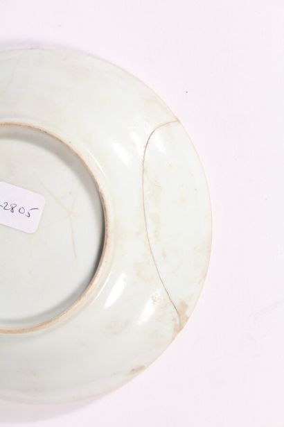 null Small Canton porcelain cup 

(Accidents) 

Two porcelain saucers with polychrome...