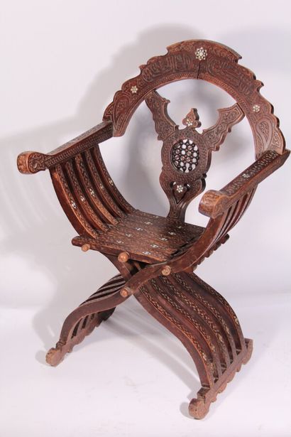 null 
Paire de fauteuils syriens en bois sculpté et incrustation de nacre et os




Début...