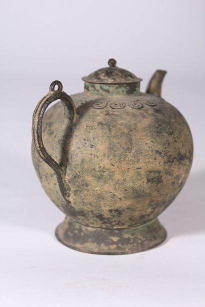 null Théière en bronze

Chine, probablement époque Ming 

H. : 12 cm

(Accidents...