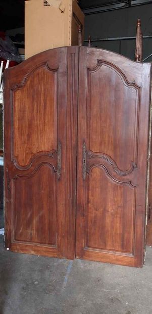 null Deux portes d'armoire en noyer mouluré

XVIIIème siècle