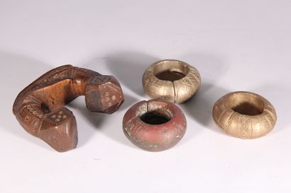 null Quatre éléments d'ornements en bronze et cuivre

Afrique, XXème siècle