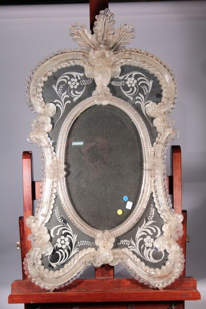 null A Venetian glass mirror with foliage and flowers decoration

Italy, 20th century

H....
