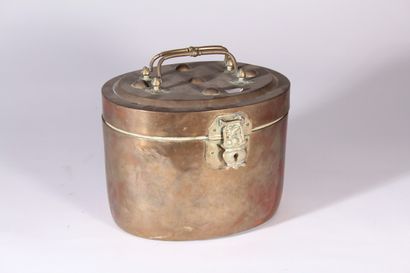 null Brass picnic box

In the Far Eastern taste, Asia, 20th century

H. 20 cm

A...
