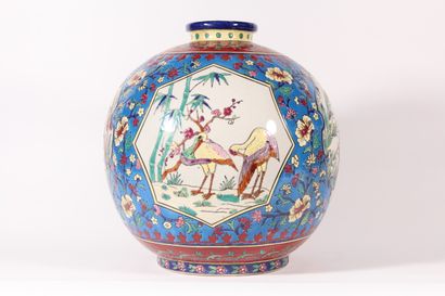 null KÉRALOUVE La Louvière

Vase boule en céramique polychrome à décor japonisant...