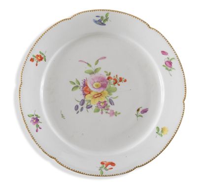 null Paris

A porcelain plate with a contoured edge, decorated with polychrome bouquets...