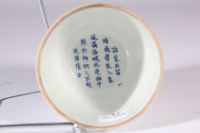 null Tasse en porcelaine bleu blanc à décor d'inscriptions

Chine, XXème siècle

H....