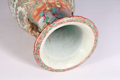 null Vase en porcelaine de Canton de forme balustre à décor de scènes de palais,...