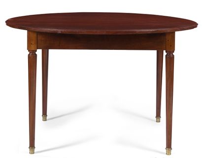 null Mahogany dining table, round top, four tapered legs

Early 19th century

H....