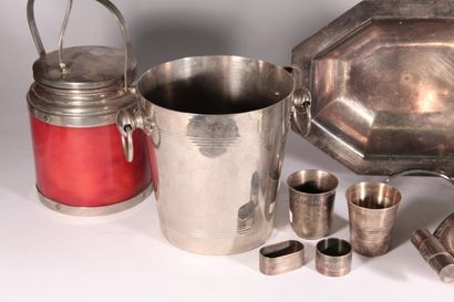 null Ensemble en métal argenté comprenant trois plats creux dont l'un à décor de...