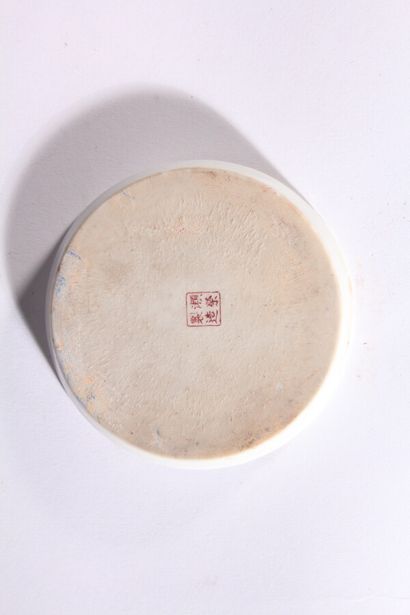 null Coupe sur talon en porcelaine à décor polychrome

Chine, fin XIXème siècle 

(Sauts...