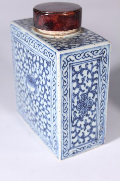 null Théière en porcelaine bleu blanc à décor de dragons 

Chine, XIXème/XXème siècle

H.:...