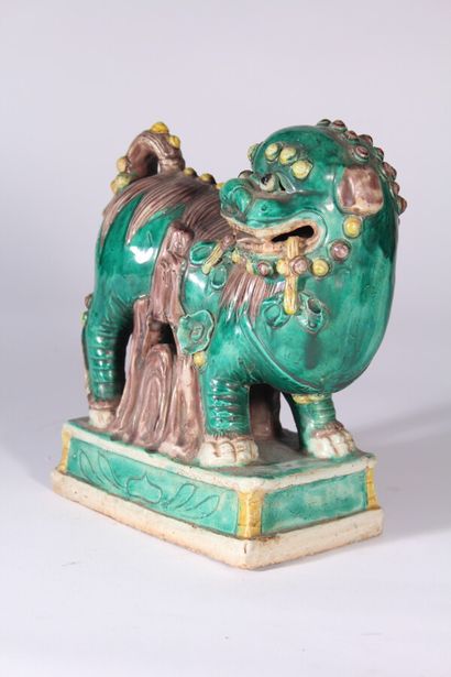 null Chien de Fô en grès polychrome émaillé 

Chine XIXème/XXème siècle 

H.: 23...