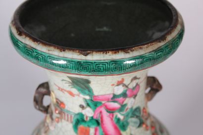 null Vase en grès émaillé de Nankin à décor polychrome de personnages

Chine du Sud,...