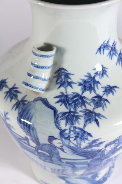 null Vase en porcelaine bleu blanc à décor de scène de lettré, prise à imitation...