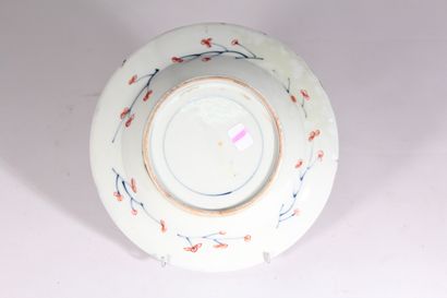 null Porcelain plate 

China, late 19th, early 20th century

With flowers and foliage...