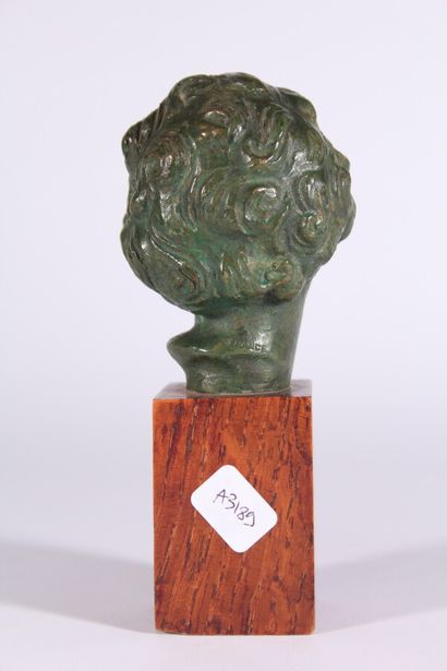 null Bronze subject with green patina

"Child's head".

20th century

On a stained...