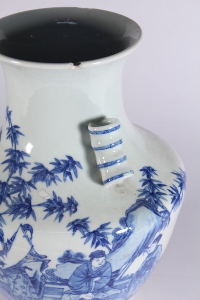 null Vase en porcelaine bleu blanc à décor de scène de lettré, prise à imitation...