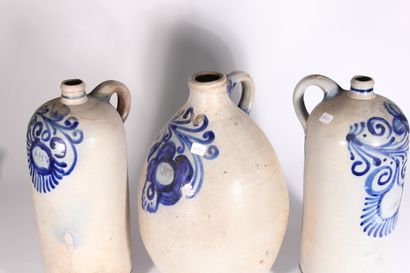 null Set of five Alsatian stoneware jugs and jars

Beginning of XXth century

Four...