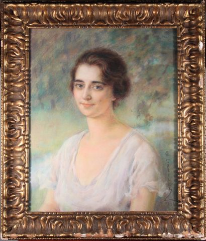 null G. TREILLE

Portrait de jeune femme

Pastel signé en bas à droite et daté 1923

59...
