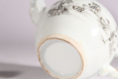 null Théière en porcelaine, décor en gisaille d'échassiers

Chine, XIXème/XXème siècle...