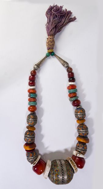 null Grand collier traditionnel à boules Tagmout, enfilage de perles colorées alternant...
