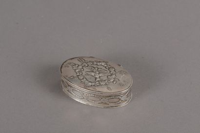 null Pill box oval silver 800 thousandths, the lid decorated with two doves, two...