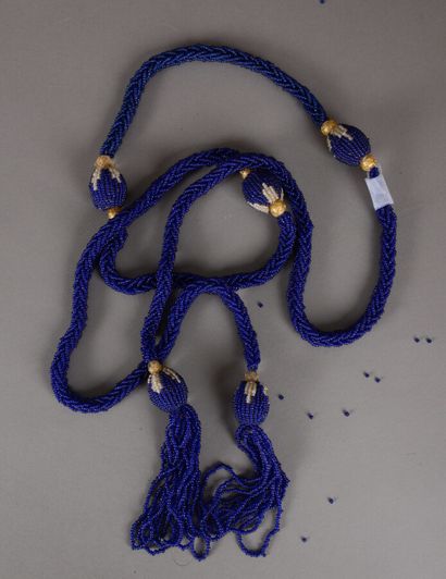 null Collier bayadère de perles de verre bleu agrémenté de cinq motifs ovales de...
