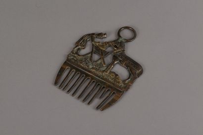 null Brass mane comb, the grip showing a groom and his horse, 19th century. Accident...