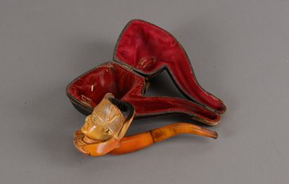 null Pipe in carved meerschaum representing Napoleon Ier, the pipe in amber, in its...